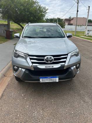 TOYOTA HILUX SW4 2.8 SRX 4X4 7 LUGARES 16V TURBO INTERCOOLER DIESEL 4P AUTOMÁTICO